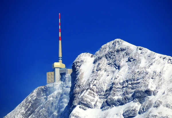 Alpstein dağlarında ve Appenzell Alpleri 'nde kar tepeli alp zirvesi Santis (veya Saentis, 2502 m), Alt St. Johann - St. Gallen Kantonu, İsviçre / Schweiz