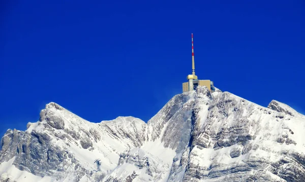 Alpstein dağlarında ve Appenzell Alpleri 'nde kar tepeli alp zirvesi Santis (veya Saentis, 2502 m), Alt St. Johann - St. Gallen Kantonu, İsviçre / Schweiz