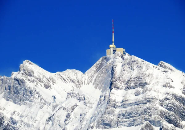 Alpstein dağlarında ve Appenzell Alpleri 'nde kar tepeli alp zirvesi Santis (veya Saentis, 2502 m), Alt St. Johann - St. Gallen Kantonu, İsviçre / Schweiz