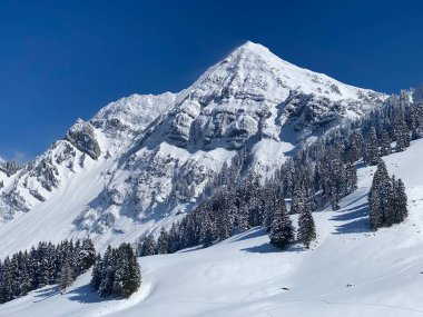 Peri masalı dağ atmosferi ve kar kaplı dağ zirvesi Lutispitz (ya da Luetispitz, 1655 m) Alpstein kitlesi ve Obertoggenburg alp vadisi üzerinde - Nesslau, İsviçre / Schweiz