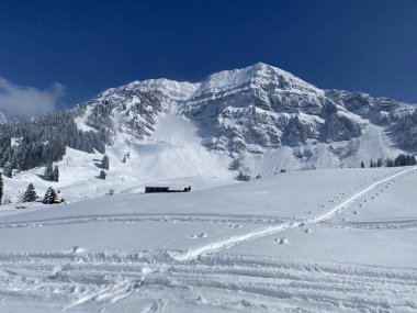 Peri masalı dağ atmosferi ve kar kaplı dağ zirvesi Lutispitz (ya da Luetispitz, 1655 m) Alpstein kitlesi ve Obertoggenburg alp vadisi üzerinde - Nesslau, İsviçre / Schweiz