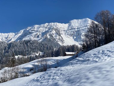 Peri masalı dağ atmosferi ve kar kaplı dağ zirvesi Lutispitz (ya da Luetispitz, 1655 m) Alpstein kitlesi ve Obertoggenburg alp vadisi üzerinde - Nesslau, İsviçre / Schweiz