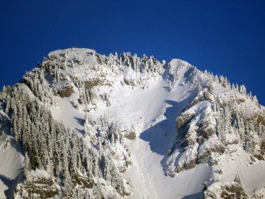 Peri masalı dağ atmosferi ve kar kaplı dağ zirvesi Lutispitz (ya da Luetispitz, 1655 m) Alpstein kitlesi ve Obertoggenburg alp vadisi üzerinde - Nesslau, İsviçre / Schweiz