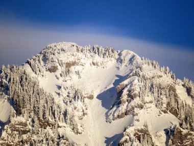Peri masalı dağ atmosferi ve kar kaplı dağ zirvesi Lutispitz (ya da Luetispitz, 1655 m) Alpstein kitlesi ve Obertoggenburg alp vadisi üzerinde - Nesslau, İsviçre / Schweiz