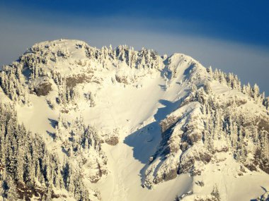 Peri masalı dağ atmosferi ve kar kaplı dağ zirvesi Lutispitz (ya da Luetispitz, 1655 m) Alpstein kitlesi ve Obertoggenburg alp vadisi üzerinde - Nesslau, İsviçre / Schweiz