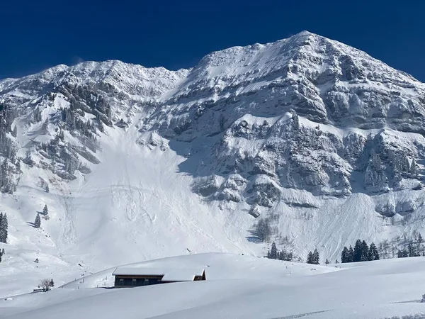 Peri masalı dağ atmosferi ve kar kaplı dağ zirvesi Lutispitz (ya da Luetispitz, 1655 m) Alpstein kitlesi ve Obertoggenburg alp vadisi üzerinde - Nesslau, İsviçre / Schweiz