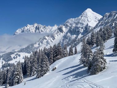 Peri masalı dağ atmosferi Alpstein dağ sırasının zirveleri ve Appenzell masif, Nesslau (Obertoggenburg bölgesi) - İsviçre 'nin St. Gallen Kantonu (Schweiz)