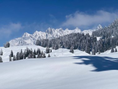 Peri masalı dağ atmosferi Alpstein dağ sırasının zirveleri ve Appenzell masif, Nesslau (Obertoggenburg bölgesi) - İsviçre 'nin St. Gallen Kantonu (Schweiz)
