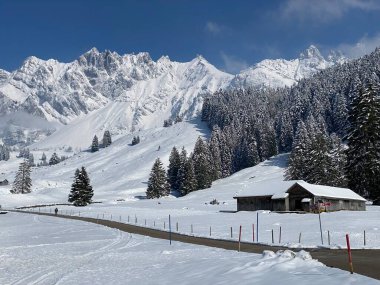 Peri masalı dağ atmosferi Alpstein dağ sırasının zirveleri ve Appenzell masif, Nesslau (Obertoggenburg bölgesi) - İsviçre 'nin St. Gallen Kantonu (Schweiz)