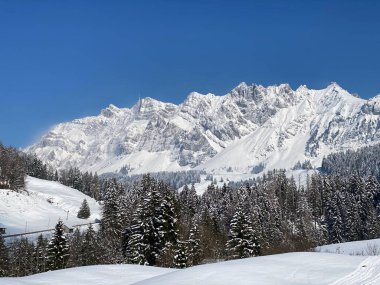 Peri masalı dağ atmosferi Alpstein dağ sırasının zirveleri ve Appenzell masif, Nesslau (Obertoggenburg bölgesi) - İsviçre 'nin St. Gallen Kantonu (Schweiz)