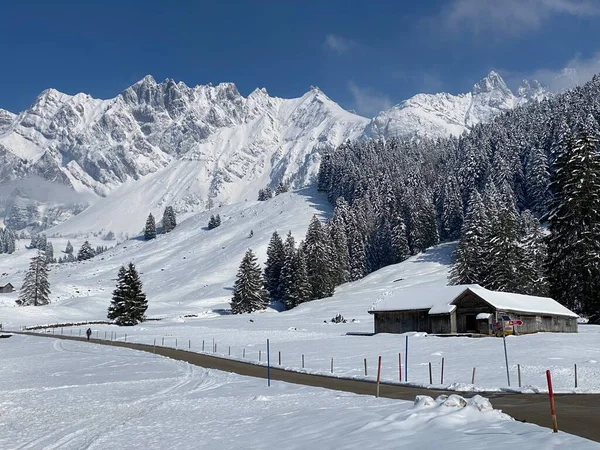 Peri masalı dağ atmosferi Alpstein dağ sırasının zirveleri ve Appenzell masif, Nesslau (Obertoggenburg bölgesi) - İsviçre 'nin St. Gallen Kantonu (Schweiz)