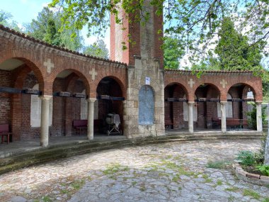 5 Haziran 'daki patlamanın kurbanlarına adanmış bir anıt mezar / Spomen-kosturnic posvecen zrtvm petojunske eksplozije, Smederevo - Sırbistan (Srbija)