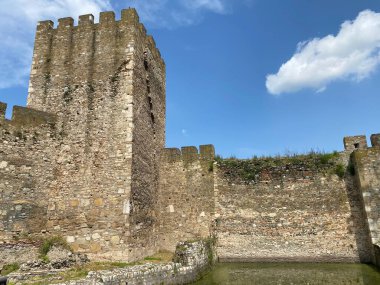 Ortaçağ güçlendirilmiş kenti Smederevo kalesi veya Smederevo 'nun 15. yüzyıl kalesi - Smederevska tvrdjava ili Smederevska utvrda, Smederevo - Sırbistan (Srbija))