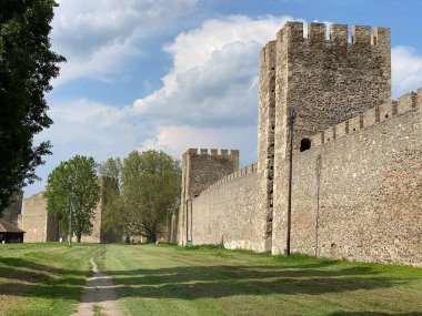 Ortaçağ güçlendirilmiş kenti Smederevo kalesi veya Smederevo 'nun 15. yüzyıl kalesi - Smederevska tvrdjava ili Smederevska utvrda, Smederevo - Sırbistan (Srbija))