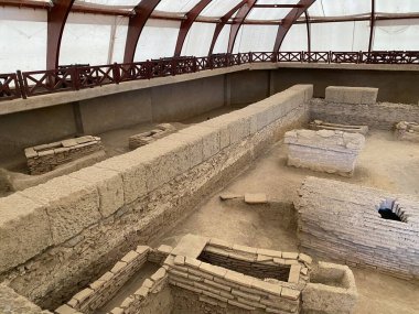 Viminacium Arkeoloji Parkı 'ndaki (Roma kenti ve lejyoner kalesi Viminatium) mezarlıkları ile Mauzolej i nekropole s grobovima (Arheoloski parkı Viminacijum), Kostolac - Sırbistan (Srbija))