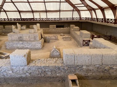 Viminacium Arkeoloji Parkı 'ndaki (Roma kenti ve lejyoner kalesi Viminatium) mezarlıkları ile Mauzolej i nekropole s grobovima (Arheoloski parkı Viminacijum), Kostolac - Sırbistan (Srbija))