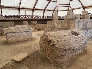 Viminacium Arkeoloji Parkı 'ndaki (Roma kenti ve lejyoner kalesi Viminatium) mezarlıkları ile Mauzolej i nekropole s grobovima (Arheoloski parkı Viminacijum), Kostolac - Sırbistan (Srbija))