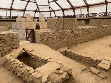 Viminacium Arkeoloji Parkı 'ndaki (Roma kenti ve lejyoner kalesi Viminatium) mezarlıkları ile Mauzolej i nekropole s grobovima (Arheoloski parkı Viminacijum), Kostolac - Sırbistan (Srbija))