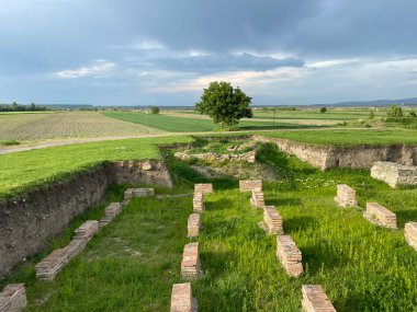 Viminacium Arkeoloji Parkı 'ndaki amfitiyatro veya Roma kenti Viminatium / Rimski amfiteatar' ın yeniden inşası (Arheoloski parkı Viminacijum), Kostolac - Sırbistan (Srbija))