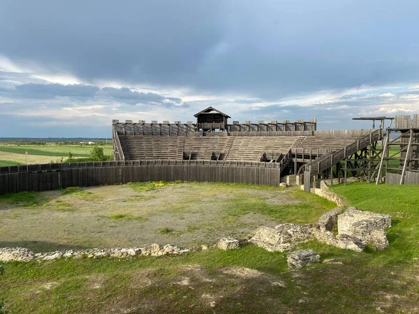 Viminacium考古学公園の円形劇場またはローマ市の円形劇場の再建Viminatium Rimski Amfiteater Arheoloski Park Viminacijum Kostolac セルビア Srbija — ストック写真