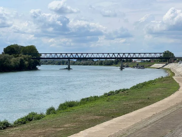 Rzeka Sava Promenadą Ścieżką Rowerową Wzdłuż Nabrzeża Sava Slavonski Brod — Zdjęcie stockowe