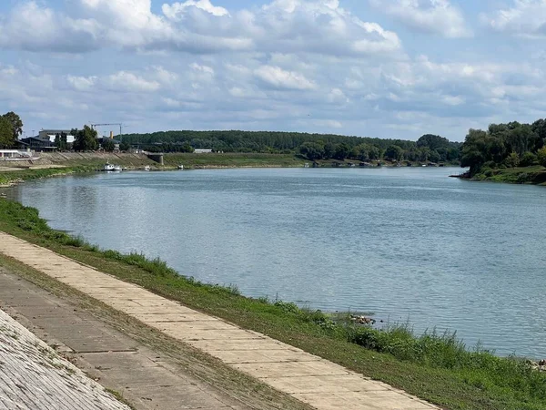 Rzeka Sava Promenadą Ścieżką Rowerową Wzdłuż Nabrzeża Sava Slavonski Brod — Zdjęcie stockowe