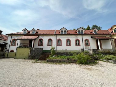 Sajne Kitapevi - Stari trg pri Lozu, Slovenya (Stavba Knjigarnice Sajne, Grascinski kompleks Sneznik - Stari trg pri Lozu, Slovenya)