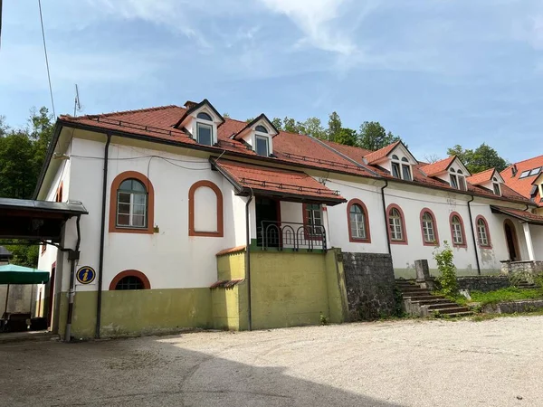 Здание Книжного Магазина Sajne Stari Trg Pri Loche Slovenia Ставба — стоковое фото
