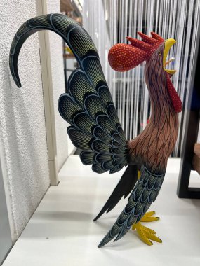 Zürih (veya Zuerich), İsviçre 'de bir hayvan dükkanının vitrininde sanatsal şekillendirilmiş ve parlak boyalı hayvan figürleri