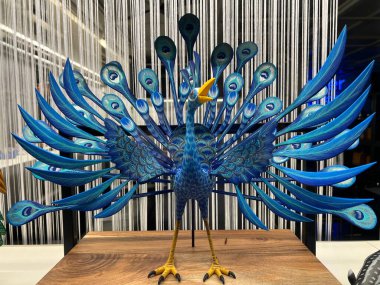 Zürih (veya Zuerich), İsviçre 'de bir hayvan dükkanının vitrininde sanatsal şekillendirilmiş ve parlak boyalı hayvan figürleri