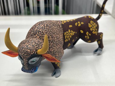 Zürih (veya Zuerich), İsviçre 'de bir hayvan dükkanının vitrininde sanatsal şekillendirilmiş ve parlak boyalı hayvan figürleri