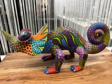 Zürih (veya Zuerich), İsviçre 'de bir hayvan dükkanının vitrininde sanatsal şekillendirilmiş ve parlak boyalı hayvan figürleri