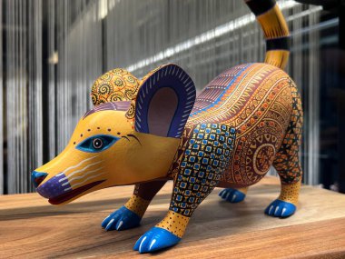 Zürih (veya Zuerich), İsviçre 'de bir hayvan dükkanının vitrininde sanatsal şekillendirilmiş ve parlak boyalı hayvan figürleri