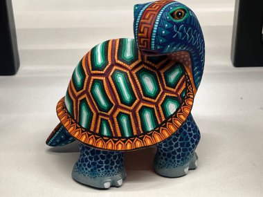 Zürih (veya Zuerich), İsviçre 'de bir hayvan dükkanının vitrininde sanatsal şekillendirilmiş ve parlak boyalı hayvan figürleri