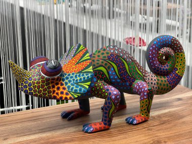 Zürih (veya Zuerich), İsviçre 'de bir hayvan dükkanının vitrininde sanatsal şekillendirilmiş ve parlak boyalı hayvan figürleri