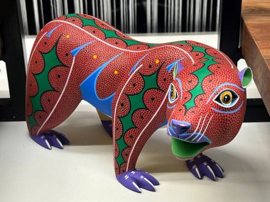 Zürih (veya Zuerich), İsviçre 'de bir hayvan dükkanının vitrininde sanatsal şekillendirilmiş ve parlak boyalı hayvan figürleri