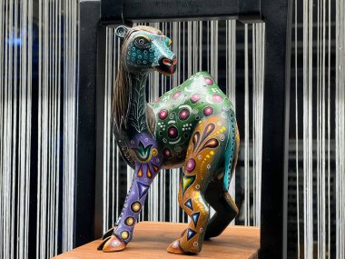 Zürih (veya Zuerich), İsviçre 'de bir hayvan dükkanının vitrininde sanatsal şekillendirilmiş ve parlak boyalı hayvan figürleri