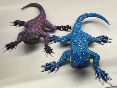 Zürih (veya Zuerich), İsviçre 'de bir hayvan dükkanının vitrininde sanatsal şekillendirilmiş ve parlak boyalı hayvan figürleri