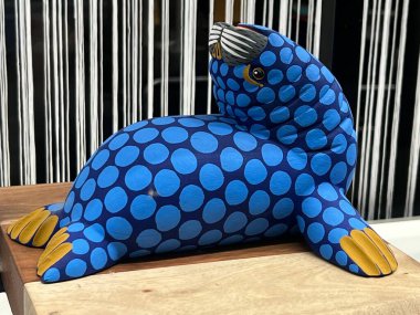 Zürih (veya Zuerich), İsviçre 'de bir hayvan dükkanının vitrininde sanatsal şekillendirilmiş ve parlak boyalı hayvan figürleri