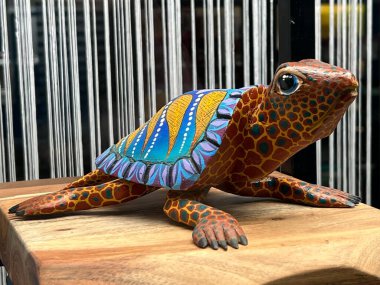 Zürih (veya Zuerich), İsviçre 'de bir hayvan dükkanının vitrininde sanatsal şekillendirilmiş ve parlak boyalı hayvan figürleri