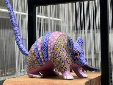 Zürih (veya Zuerich), İsviçre 'de bir hayvan dükkanının vitrininde sanatsal şekillendirilmiş ve parlak boyalı hayvan figürleri