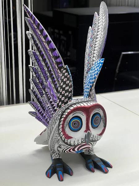 Zürih (veya Zuerich), İsviçre 'de bir hayvan dükkanının vitrininde sanatsal şekillendirilmiş ve parlak boyalı hayvan figürleri