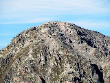 Albula Alpleri dağ sırasının Rocky alp zirvesi (2826 m) İsviçre 'nin Alpler tepesi Davos - İsviçre' nin Grisons Kantonu, İsviçre (Kanton Graubuenden, Schweiz)