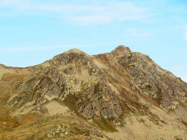 İsviçre 'nin Alp dağlarındaki Albula Alpleri sırasının Rocky alp zirvesi Baslersch Chopf (2628 m) - İsviçre' nin Grisons Kantonu, İsviçre (Kanton Graubuenden, Schweiz))