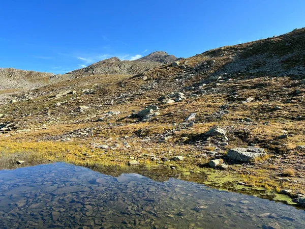 瑞士达沃斯 格劳森州 Kanton Graubuenden Schweiz Silvretta阿尔卑斯山口和Silvretta阿尔卑斯山脉 瑞士阿尔卑斯山脉地块 上方的高山湖泊 — 图库照片