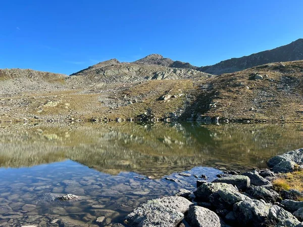 瑞士达沃斯 格劳森州 Kanton Graubuenden Schweiz Silvretta阿尔卑斯山口和Silvretta阿尔卑斯山脉 瑞士阿尔卑斯山脉地块 上方的高山湖泊 — 图库照片