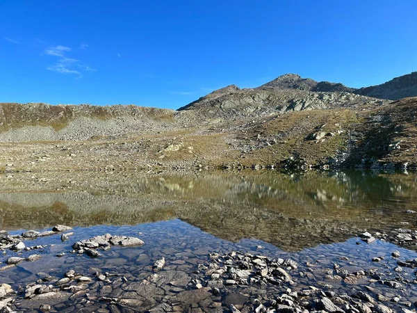 瑞士达沃斯 格劳森州 Kanton Graubuenden Schweiz Silvretta阿尔卑斯山口和Silvretta阿尔卑斯山脉 瑞士阿尔卑斯山脉地块 上方的高山湖泊 — 图库照片