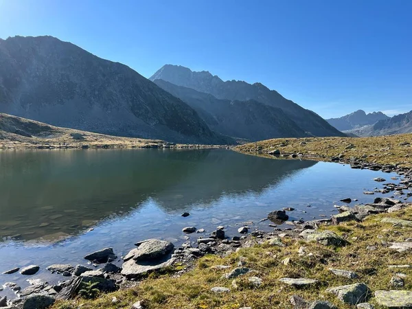 Alpina Sjöar Ovanför Bergspasset Fluelapass Och Silvretta Alperna Schweiziska Alpmassivet — Stockfoto