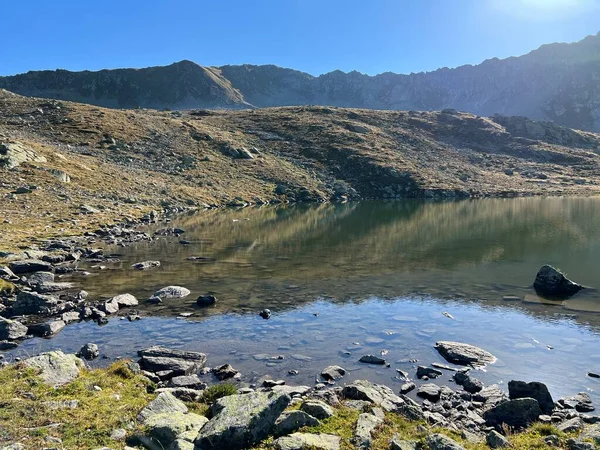 フラペパス山脈の上の高山湖とスイス ダボス州 シルベッタ アルプス スイス アルプス山脈 スイス グリソンカントン スイス カントン — ストック写真