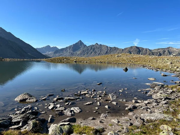 瑞士达沃斯 格劳森州 Kanton Graubuenden Schweiz Silvretta阿尔卑斯山口和Silvretta阿尔卑斯山脉 瑞士阿尔卑斯山脉地块 上方的高山湖泊 — 图库照片